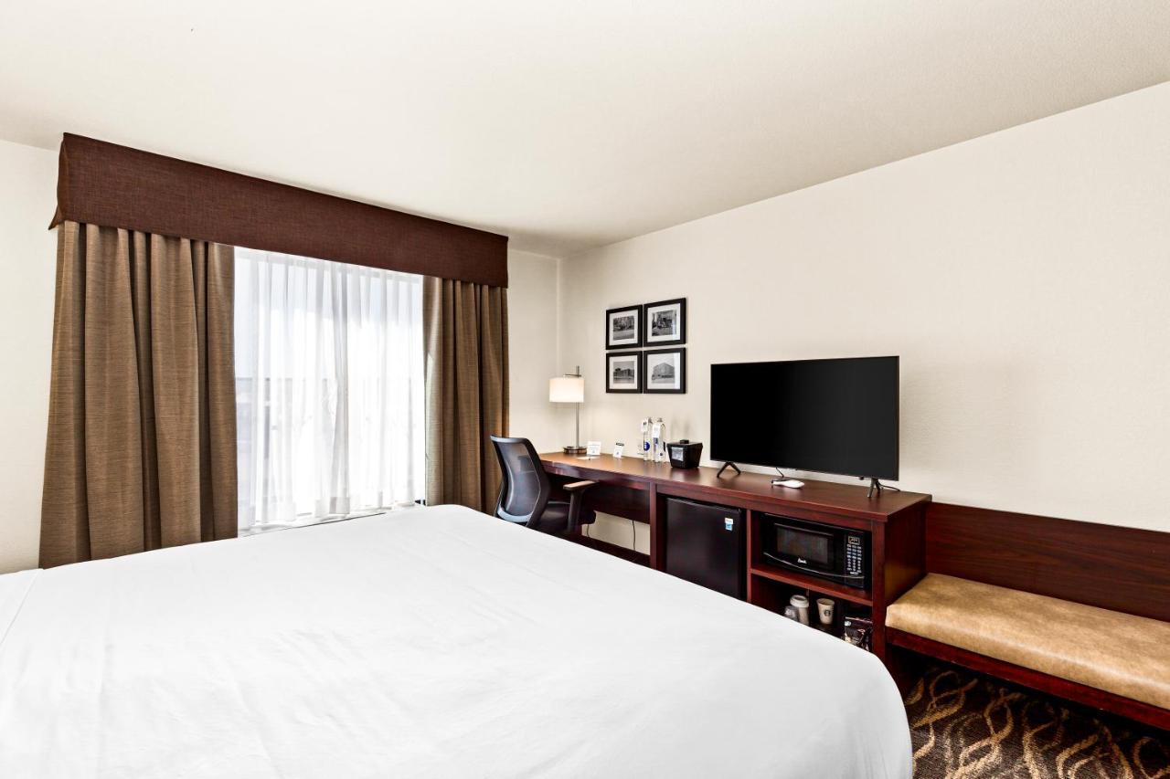Cobblestone Hotel & Suites Superior Exterior foto
