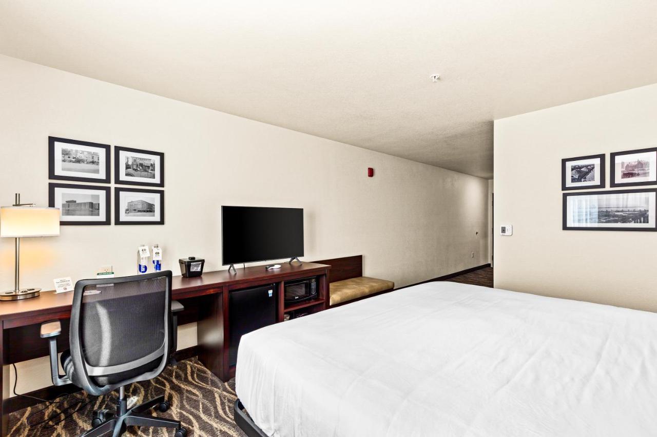Cobblestone Hotel & Suites Superior Exterior foto