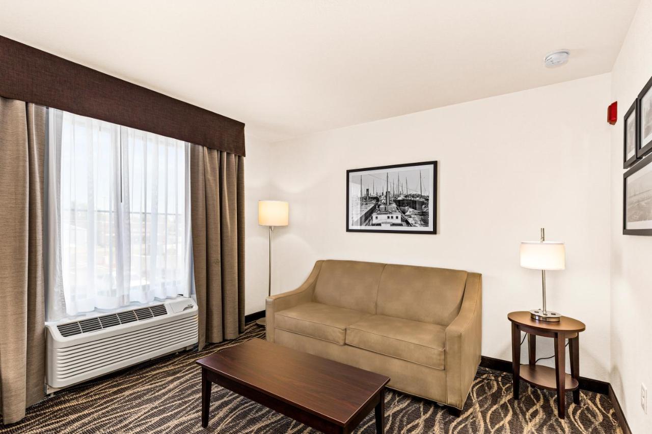 Cobblestone Hotel & Suites Superior Exterior foto